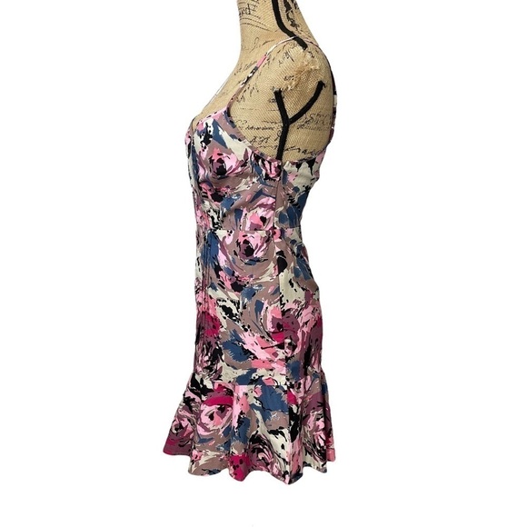 URBAN Outfitters Pink Retro Floral Print Fitted Dress with Ruffled Bottom - Picture 4 of 11